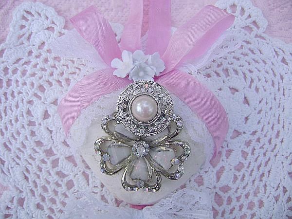 Bella Fleur Vintage Charm Heart